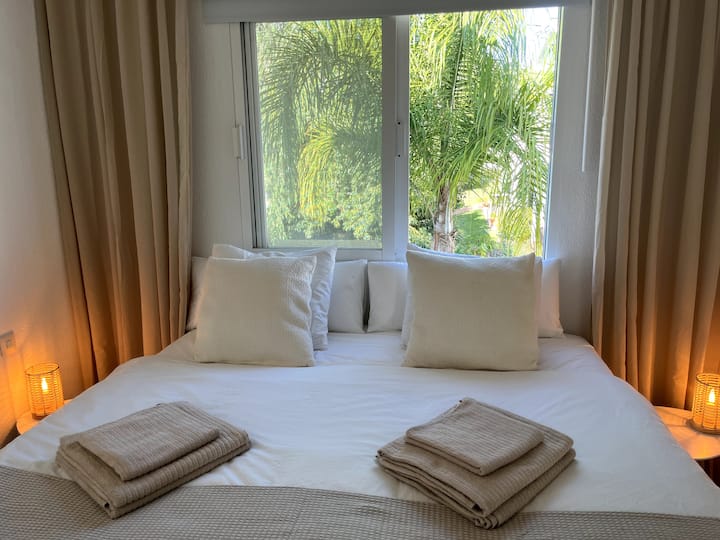 Segundo quarto com duas camas de solteiro. Muito espaço para pendurar/deitar no guarda-roupa.