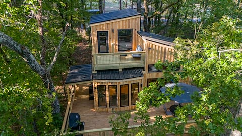 Elegant One of a Kind Treehouse!