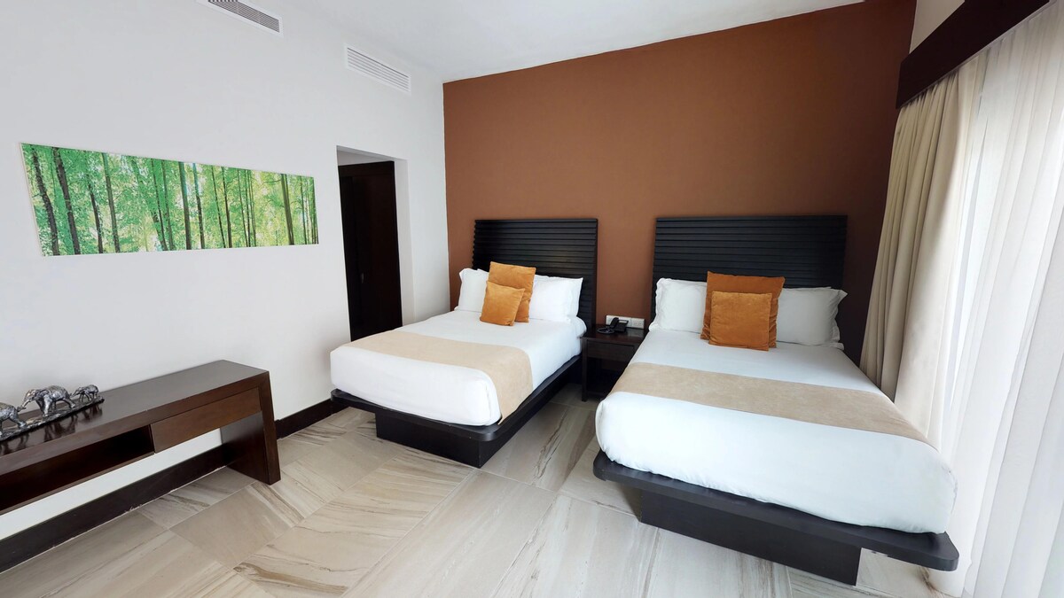 Насладете се на спокойна нощ в тази светла и тиха стая. Уютната атмосфера и модерният декор създават идеално пространство за отдих след ден, изпълнен с приключения.

