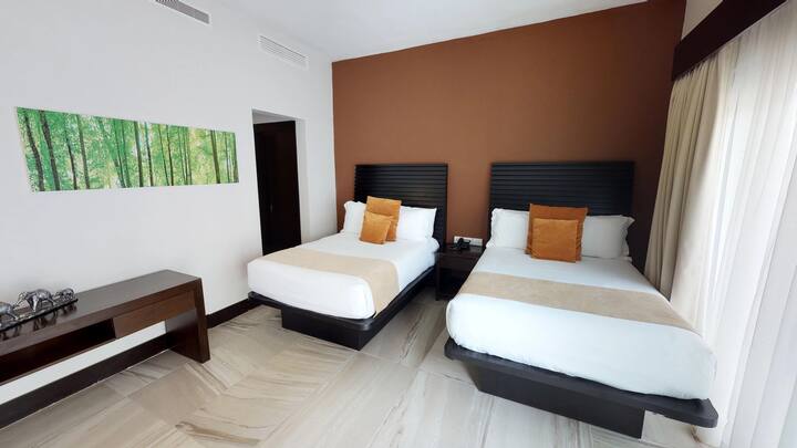 Disfruta de una noche de descanso reparador en esta habitación luminosa y tranquila. El ambiente acogedor y la decoración moderna crean un espacio ideal para relajarse después de un día lleno de aventuras.

