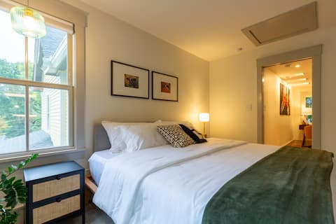 Top Airbnb: Bright Luxury Apt | Walk to Duke, Downtown, DPAC in Durham / Chapel Hill