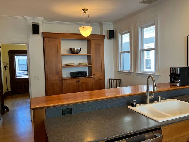Walkable Cambridge Retreat gallery image 3