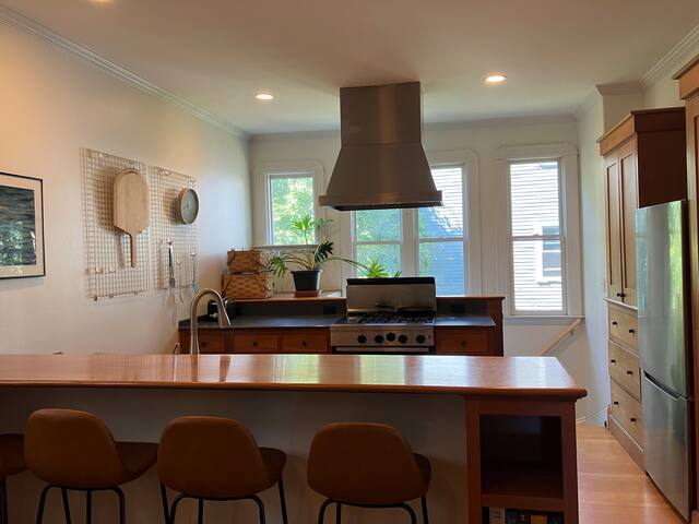Walkable Cambridge Retreat gallery image 4