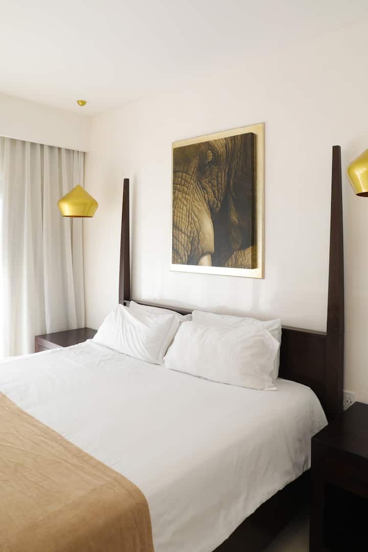 Დატკბით მშვიდი ძილით ამ დახვეწილ ოთახში რბილი განათებითა და დასასვენებელი ატმოსფეროთი. Იდეალურია მათთვის, ვინც ეძებს მყუდრო და თბილ საცხოვრებელს დასასვენებლად.