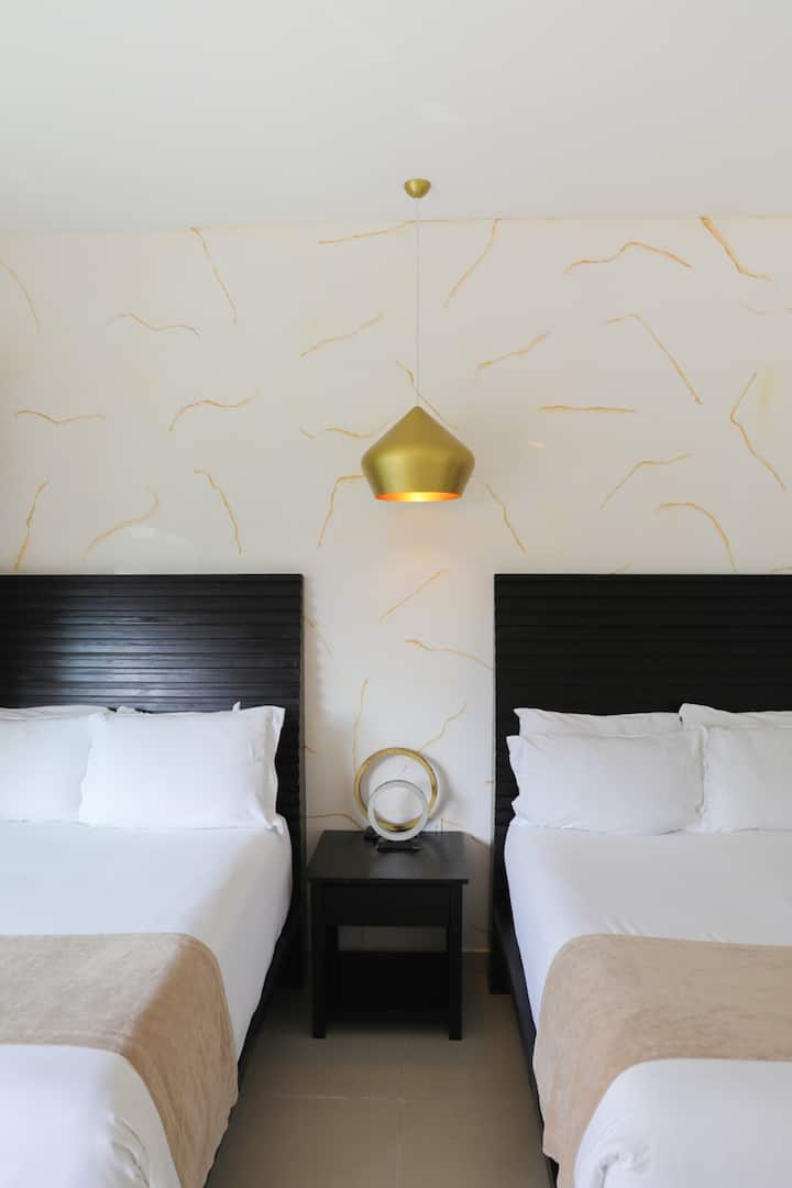 Იდეალური ოთახი თავგადასავლების შემდეგ განტვირთვისთვის. Მისი მინიმალისტური და თანამედროვე გარემო, რბილ განათებასთან ერთად, უზრუნველყოფს სრულ დასვენებას.

