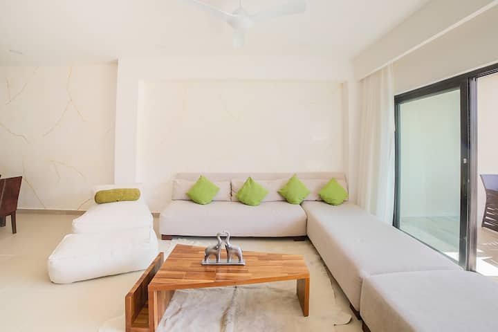 Დატკბით დასვენებით ამ მყუდრო საცხოვრებელში, რომელიც იდეალურია პლაჟზე ერთი დღის შემდეგ დასვენებისთვის ან ქალაქის დასათვალიერებლად. Იდეალურია შეხვედრებისთვის ან მშვიდი ღამის გასატარებლად ფილმის საყურებლად.

