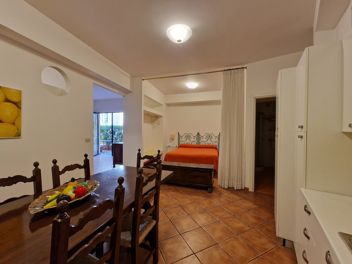 Annuncio Airbnb popolare: Bergamot Two-Room Apartment - Taormina Center a Taormina