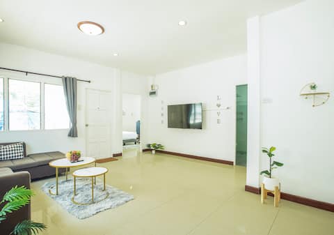 Modern 2 Bed Garden Home • Smart TV & Fast Wi-Fi
