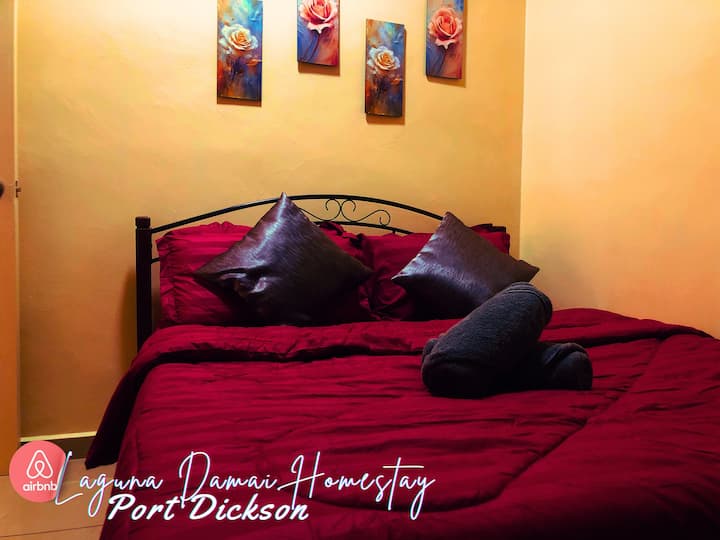 لاغونا داماي هومستاي في بورت ديكسون: غرفتا نوم مريحتان مجهزتان بمكيف هواء وحمامين نظيفين ومطبخ وواي فاي مجاني وموقف سيارات وقنوات أسترو ممتازة ونيتفليكس وكاواي وحمام سباحة لامع للأطفال.