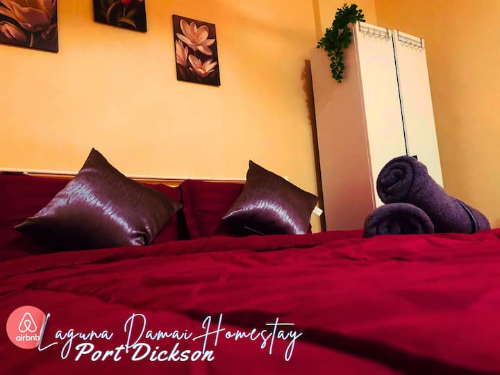 لاغونا داماي هومستاي في بورت ديكسون: غرفتا نوم مريحتان مجهزتان بمكيف هواء وحمامين نظيفين ومطبخ وواي فاي مجاني وموقف سيارات وقنوات أسترو ممتازة ونيتفليكس وكاواي وحمام سباحة لامع للأطفال.