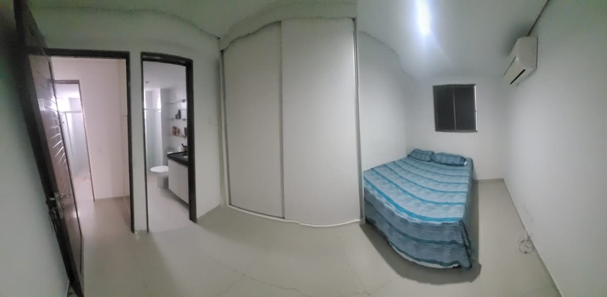 סוויטה עם מיטה זוגית וארונית זמינה. יש לו חלון המשקיף לים