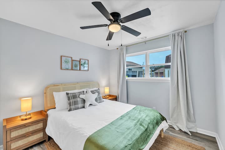 Užite si pokojné útočisko v spálni s očarujúcou pobrežnou tematikou, ktorá evokuje relaxáciu a pokoj na pláži.