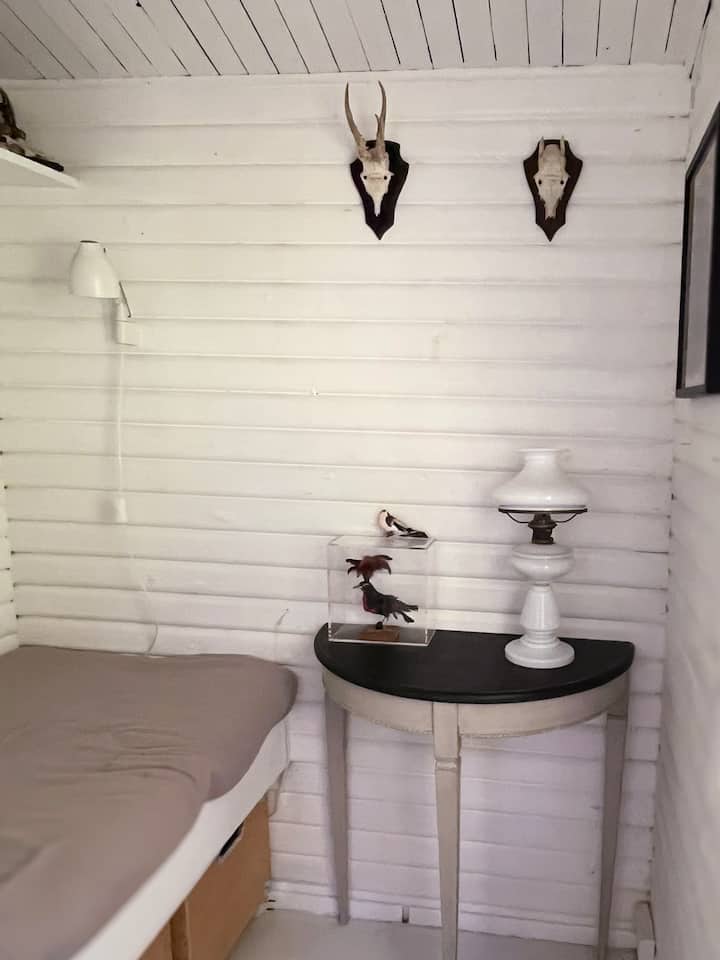 ห้องนอน 2 ในบ้านหลักเป็นห้องเล็กๆที่อบอุ่นพร้อมเตียงขนาด 190 x 70 ซม.