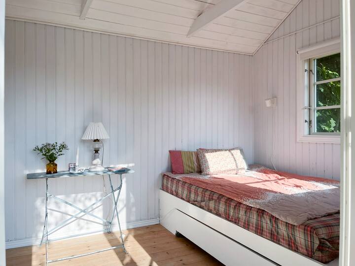 ในเกสต์เฮาส์ที่ดี (10 ตร.ม.) มีเตียงขนาด 200 x 140 ซม.