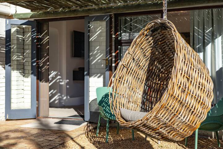 2 Bedroom, Garden Cottage, CampsBay, Cape Town gallery image 3