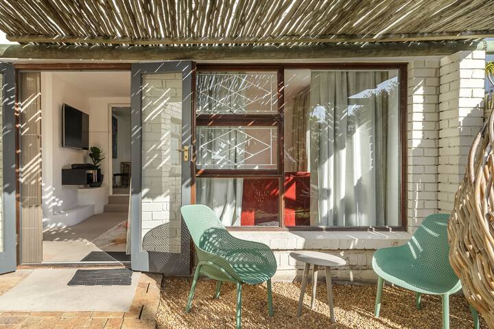 2 Bedroom, Garden Cottage, CampsBay, Cape Town gallery image 2