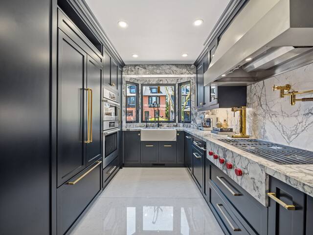 Luxury Designer Home with Spa gallery image 3