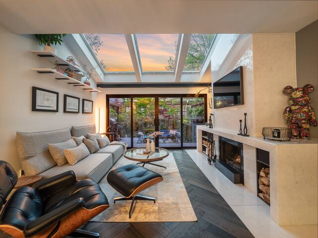 Luxury Designer Home with Spa gallery image 2