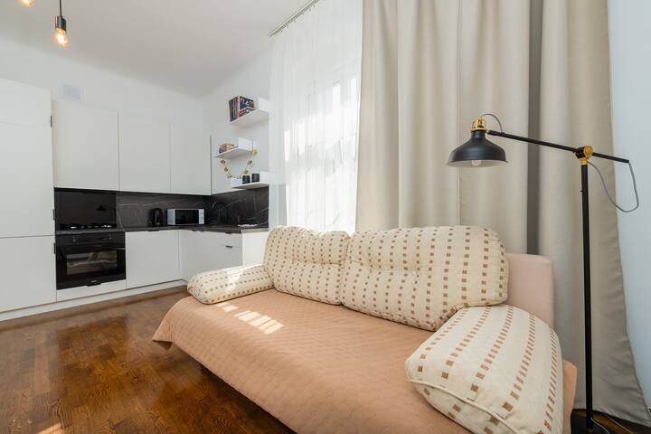 Всекидневна с разтегателен диван | Резервирайте сега с RENTUJEMY.COM