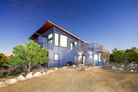 NEW Lavish Container Retreat! 3 King Suites (MTN)