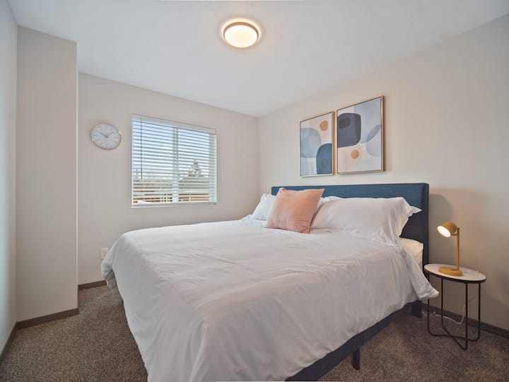 Dhoma e dytë e gjumit ka një krevat dopio "king" dhe është e dekoruar me shije. Të gjitha dhomat e gjumit kanë dollapë. 