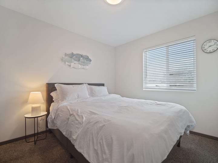 Dhoma e fundit e gjumit ka një krevat dopio "queen". 