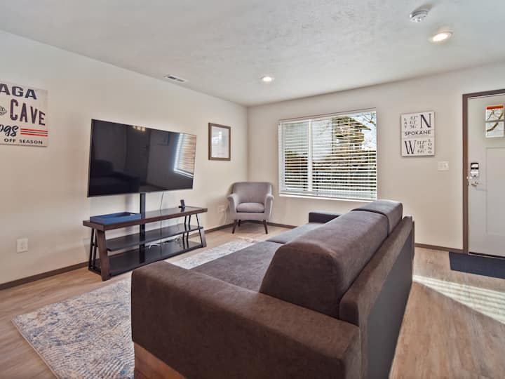 Një televizor inteligjent në dhomën e ndenjjes ka aplikacione si Netflix, Prime, Hulu etj., ku mund të hysh. Mos harro të dalësh.