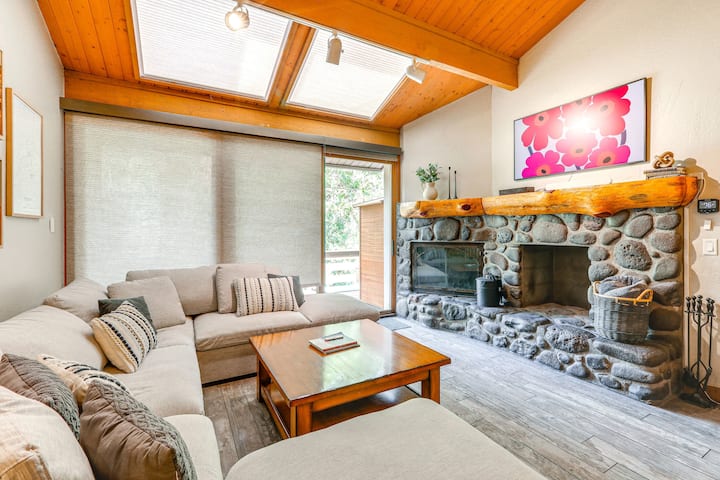 غرفة معيشة رئيسية بإطلالات واسعة في الهواء الطلق عندما تكون الستائر مفتوحة