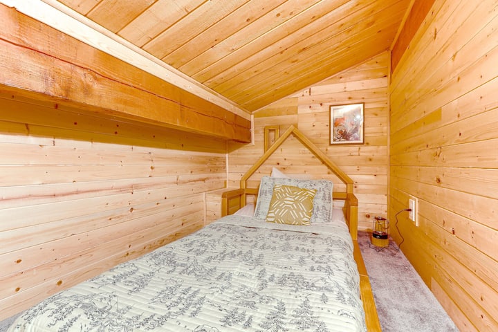 مخبأ للأطفال مع مرتبتين أرضيتين. هذه غرفة بسقف منخفض - مثالية للأطفال!