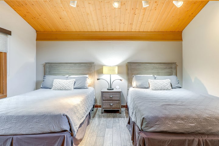 غرفة نوم ثانية مع نافذة خلابة