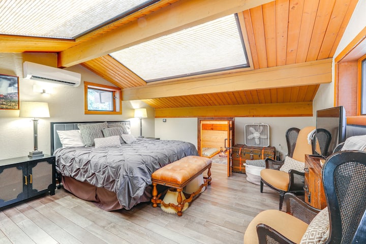 شقة علوية بسرير كينج وباب إلى مخبأ الأطفال! كما ترى... مخبأ الأطفال هو منطقة صغيرة بسقف قصير، تم تحويلها إلى مساحة نوم إضافية. مثالية للأطفال!