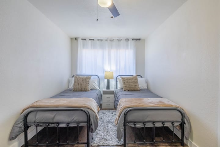 חדר שינה שלישי: שני תאומים, היכנסו לארון.