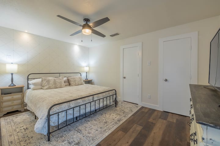 חדר שינה שני: מיטת קינג סייז, שידה, חדר ארונות גדול, טלוויזיה חכמה.