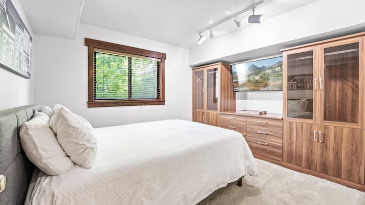 سرير بحجم كوين ويوجد حمام كامل مباشرة عبر القاعة.