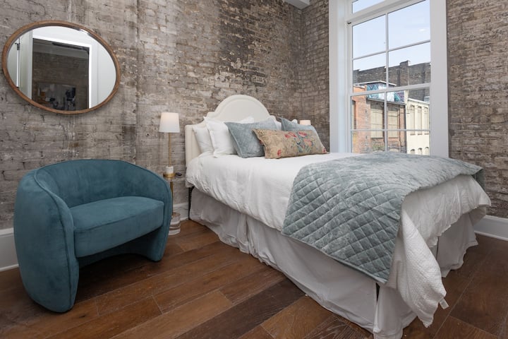 Habitación elegante: el encanto industrial se combina con textiles refinados, vistas impresionantes y comodidades modernas.