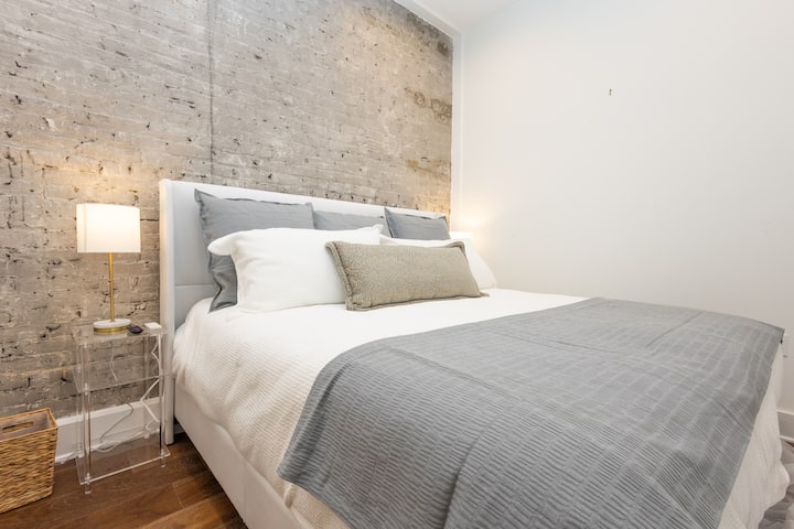 Dormitorio de descanso: ¡Disfruta de noches de descanso con una decoración chic y una llamativa pared de hormigón como elemento decorativo!