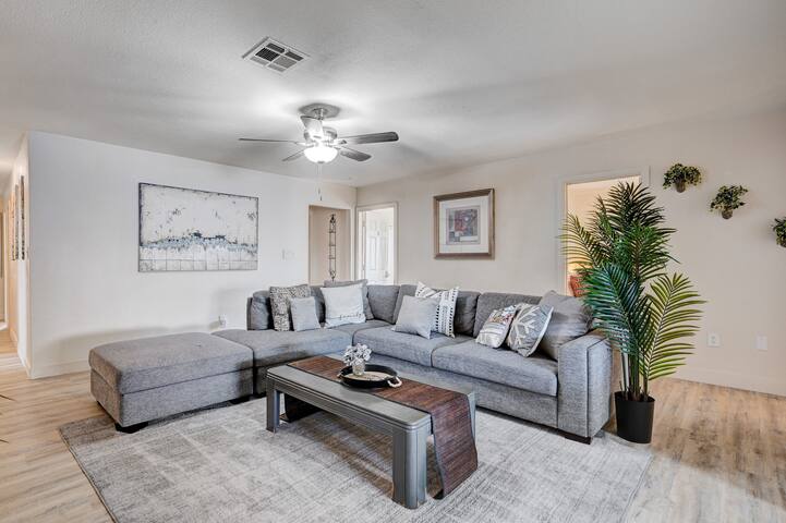 Colossus Estate: Expansive 9-bedroom Home gallery image 3