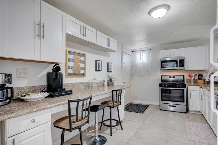 Colossus Estate: Expansive 9-bedroom Home gallery image 4