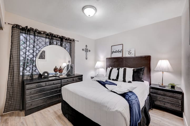 Colossus Estate: Expansive 9-bedroom Home gallery image 2