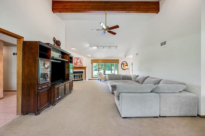 Quaint Ranch With A Gym - Orland Park, IL