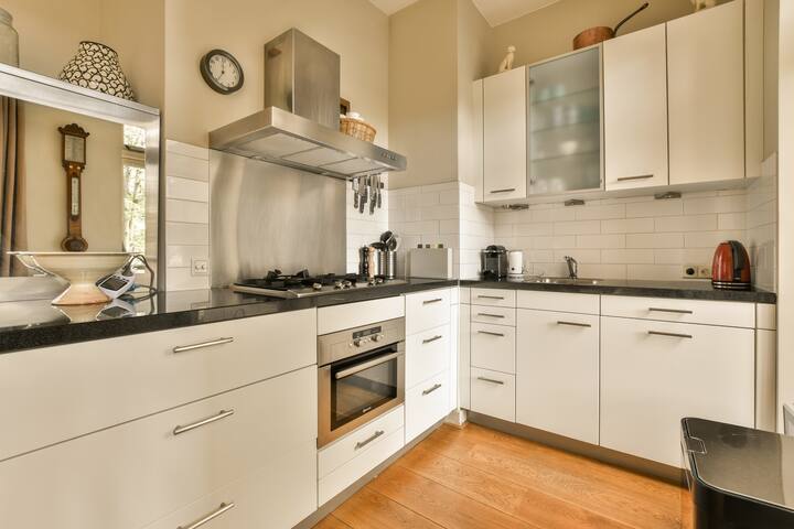 Rustig appartement met balkon in Amsterdam Centrum gallery image 2