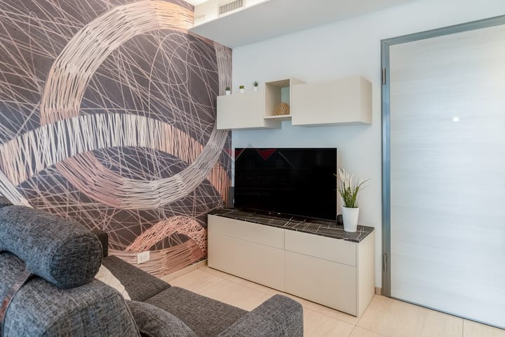 Sala de estar con televisor inteligente