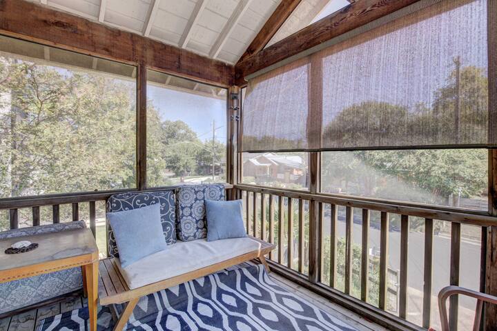 15 Min Walk to ACL! Big Groups, 30% OFF Rental Car gallery image 3