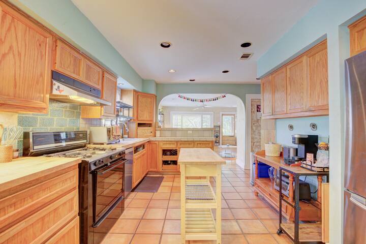 15 Min Walk to ACL! Big Groups, 30% OFF Rental Car gallery image 4