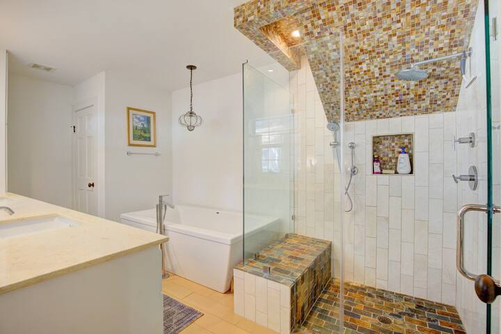 15 Min Walk to ACL! Big Groups, 30% OFF Rental Car gallery image 5