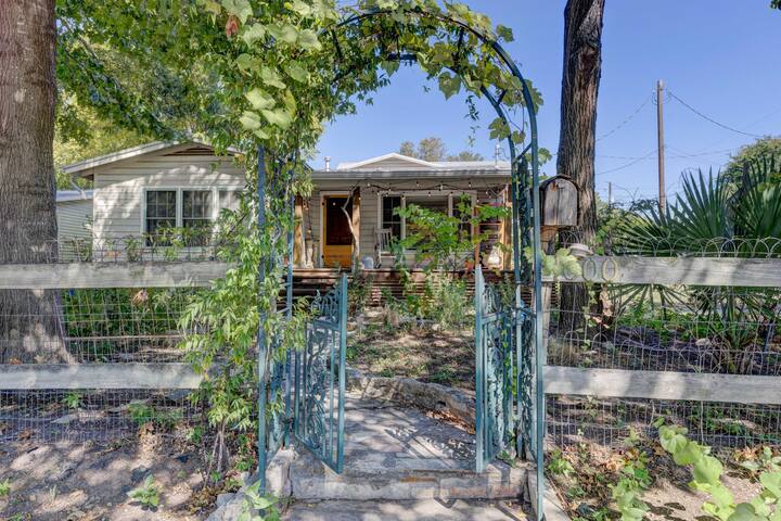 15 Min Walk to ACL! Big Groups, 30% OFF Rental Car gallery image 2