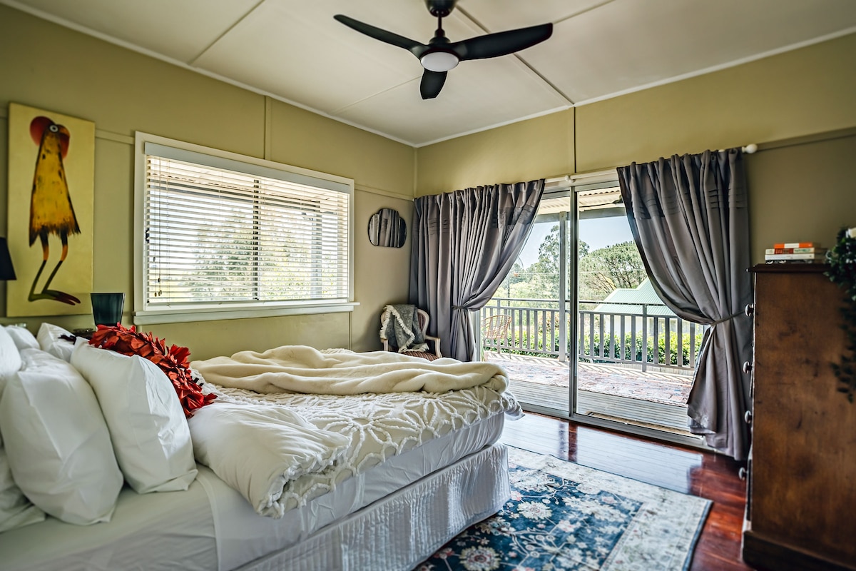 הדלתות ההזזות של 'חדרים בצדרים' (שהם ישנים ולפעמים נתקעים), נפתחות למרפסת רחבה, שבה טרקלין חיצוני נוח מזמין אתכם לספוג את השמש הצפונית והמערבית.