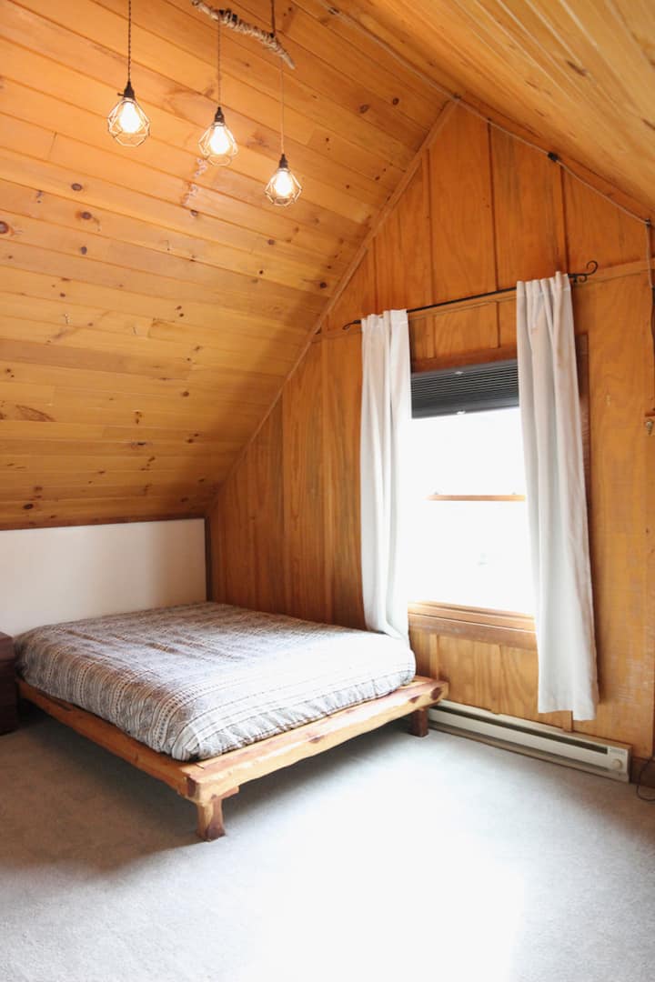 ห้องนอนใต้หลังคา (ติดตั้งแอร์หน้าต่างในฤดูร้อน)