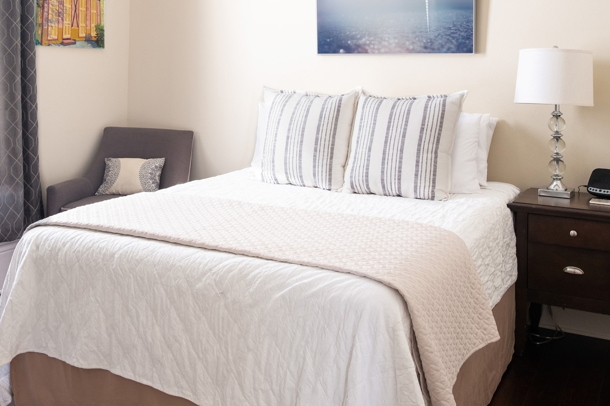 חדר שינה מס '2 - מיטת קווין סייז נוחה. חדר מרווח עם ארון גדול