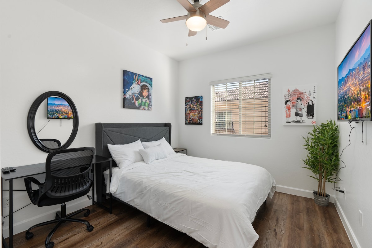 Immergiti in un paradiso a tema anime! ✨ Questa vivace camera dispone di una TV con tutti i tuoi servizi streaming preferiti e una zona lavoro o un'area per il trucco dedicata alla creatività. Perfetto per rilassarsi con uno spettacolo o lasciarsi ispirare!